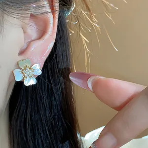 Boucle d'oreille fleur en zircon plaqué or 14 carats vue en gros plan détaillée