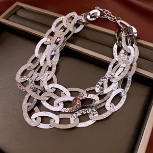 Collar vintage de tres capas con eslabones ovalados martillados en elegante acabado plata