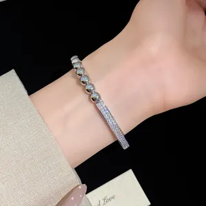 Gros plan d'un bracelet en zircon plaqué or 18 carats avec perles sur le poignet