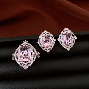 Detailansicht eines Vintage-Schmucksets mit rosa Zirkonia-Ring und Ohrringen.