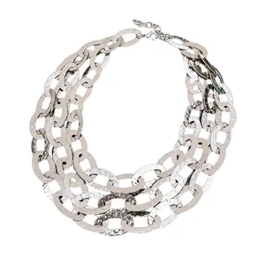 Elegante collar de tres capas con eslabones ovales texturizados en plata estilo vintage