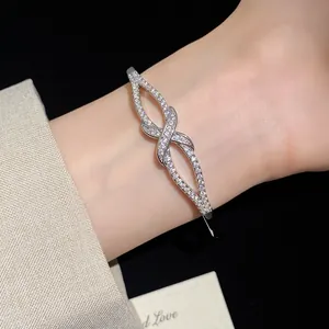 Détail d'un élégant jonc plaqué or 18 carats avec zircons scintillants sur le poignet