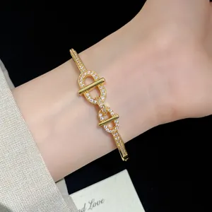 Gros plan d'un jonc plaqué or 18K avec maillons ovales sertis de zircons brillants luxe