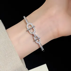 Gros plan d'un bracelet élégant plaqué or 18 carats avec des oxydes de zirconium pavés.