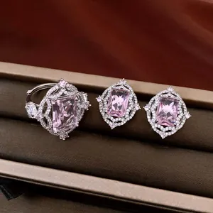 Elegantes Vintage-Schmuckset mit rosa quadratischem Zirkonia-Ring und Ohrsteckern
