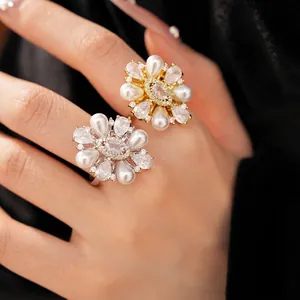 Anello Aperto Regolabile in Rame Placcato Oro Argento Stile Palazzo Vintage con Zirconia e Perla Artificiale Gioielli Floreali da Donna