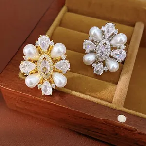 Elegante anello a fiore placcato oro 14k con perle e zirconi in scatola di velluto.