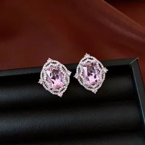 Detailaufnahme von Vintage-Ohrringen mit einem rechteckigen rosa Edelstein in Silber