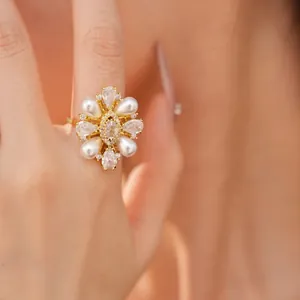 Elegante anello a fiore placcato oro 14k con perle bianche e zirconi per donna
