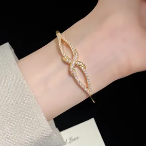 Vue détaillée d'un élégant jonc ajouré plaqué or 18 carats avec pavé de zircons brillants