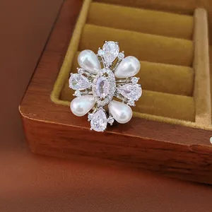 Elegante anello aperto floreale vintage in perle e zirconi placcato oro 14k da donna