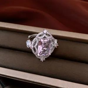 Nahaufnahme eines Vintage-Rings im Palaststil mit einem großen rosa Zirkonia-Stein