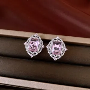 Makroaufnahme von luxuriösen Vintage-Ohrringen mit quadratischem rosa Zirkon in Schmuckdose