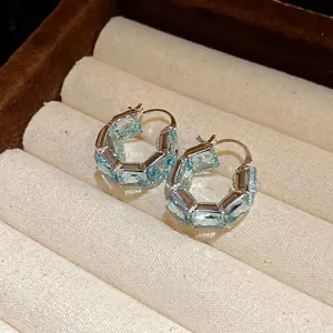 Orecchini a cerchio vintage in argento con pietre di zircone quadrate azzurro chiaro.
