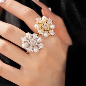 Dettaglio dello squisito anello aperto stile palazzo placcato oro 14k con perle e zirconi