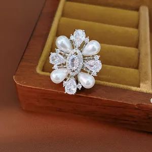Primo piano di un anello regolabile placcato oro 14k con design floreale in zirconi