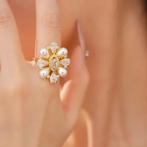 Dettaglio macro di un anello vintage placcato oro 14k con zirconi e perle eleganti