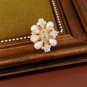 Vista dettagliata di un raffinato anello placcato oro 14k con perle e zirconi, design floreale
