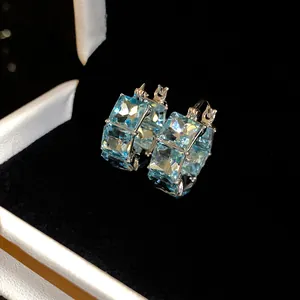 Macro di orecchini vintage in argento con pietre di zircone blu chiaro a taglio quadrato