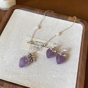 Elegante set di gioielli con ciondoli a fragola viola, perle e zirconi.