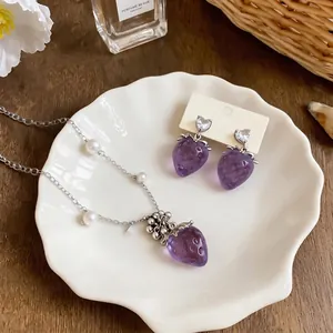 Elegante set di gioielli con fragola viola, orecchini in zircone e collana di perle
