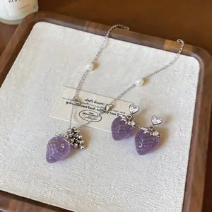 Vista dettagliata del set di gioielli a fragola viola con perle e zirconi a cuore