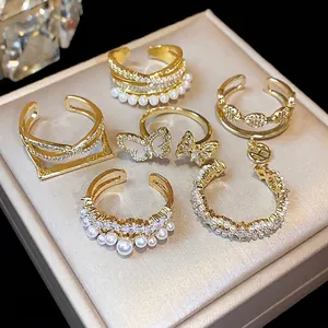 Anello in Perla Artificiale con Fiore in Zirconia Placcato Oro 14K Elegante Anello da Dito Aperto Regolabile Gioielli di Moda di Lusso da Donna