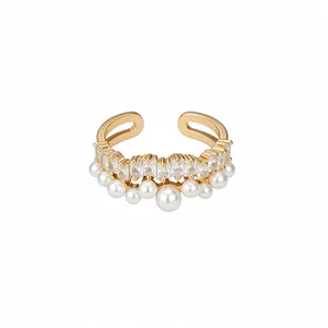 Elegante anello aperto placcato oro 14k decorato con zirconi e perle raffinate