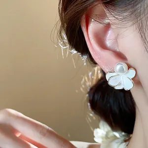 Elegant French style 18k gold plated white flower stud earrings with pearl for women