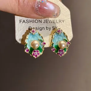Orecchini a perno ovali stile vintage con perla e fiori in smalto blu
