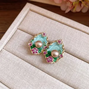 Orecchini a perno vintage ovali a fiore con perle e dettagli in smalto verde su scatola