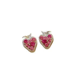 Boucles d'oreilles fraises étincelantes en strass roses pour femmes en finition dorée