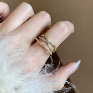 Dettaglio dello squisito anello infinity a due strati placcato oro 14k con zirconi