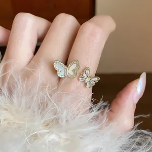 Primo piano di un elegante anello a farfalla placcato oro 14k con zirconi.