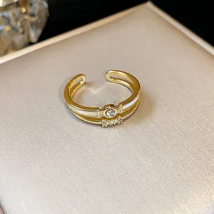Dettaglio macro dell'anello placcato oro 14k con fiore di zircone e smalto