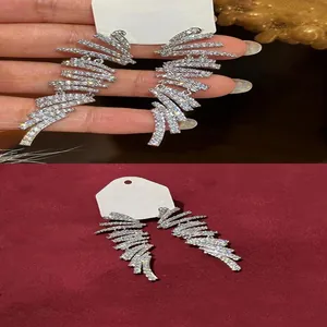 Vue détaillée des boucles d'oreilles franges en zircon plaqué or 18 carats au design géométrique.