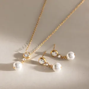 Luxe 18k vergulde roestvrijstalen bruidssieradenset met witte parels en zirkonia