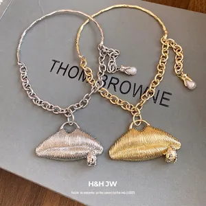 Exaggerated Metal Lip Pendant Necklace Women Alloy Iron Rhinestone Artificial Pearl Chunky Chain Clavicle Necklace Jewelry