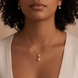 Detailopname van een elegante 18k vergulde roestvrijstalen ketting met parelhanger