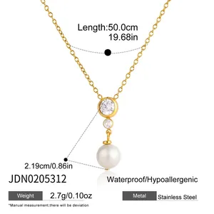 Gedetailleerde close-up van de 18k vergulde roestvrijstalen ketting met parelhanger