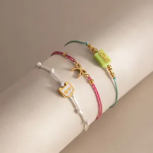 Bracelets élégants en cordon d'acier inoxydable doré 18 carats avec breloques lettres
