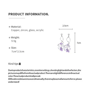 Détail des boucles d'oreilles fleurs en résine montrant les dimensions et matériaux.