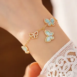Elegantes goldenes Schmetterlings-Anhänger-Armband mit Zirkonia und blauen Akzenten