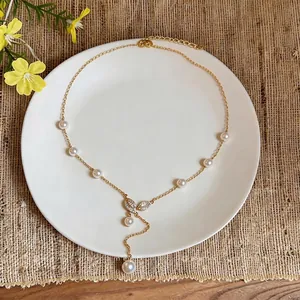 Élégant collier plaqué or 18 carats avec pendentif feuille de zircon et perles rondes