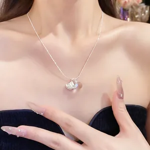 Collana elegante con ciondolo a conchiglia e perla per donna su catena d'argento