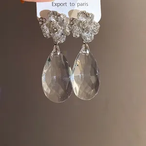 Boucles d'oreilles élégantes en argent avec pendentifs en cristal en forme de goutte d'eau.