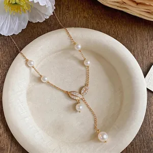 Exquise chaîne en or 18 carats avec pendentif feuille de zircon et perles pour femme