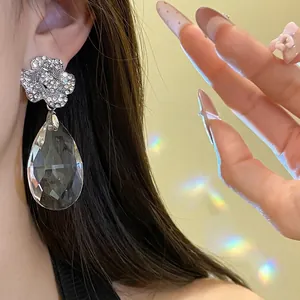 Boucles d'oreilles fleur en diamant avec grand pendentif goutte en cristal