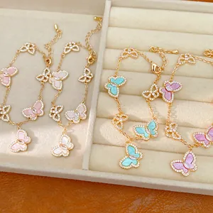 Elegante Schmetterling-Charm-Armbänder in verschiedenen Farben mit Zirkonia und Gold-Finish.