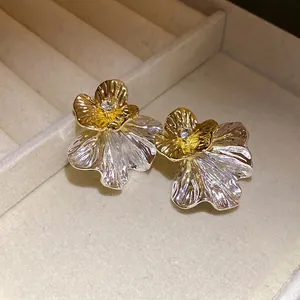 Eleganti orecchini a fiore con diamanti e finitura oro-argento, ago in argento.
